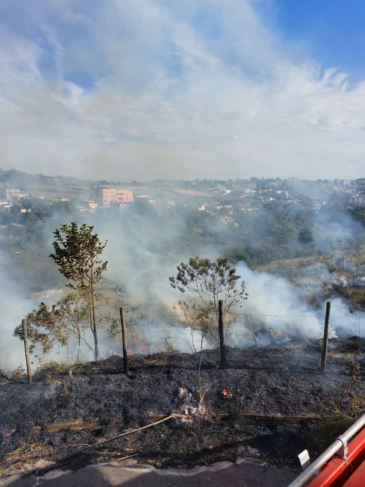 Incêndio em vegetação no bairro Gigante em Lafaiete