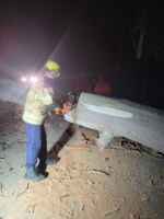 Bombeiros de Barbacena realizam a desobstrução da estrada de acesso à Granja das Margaridas