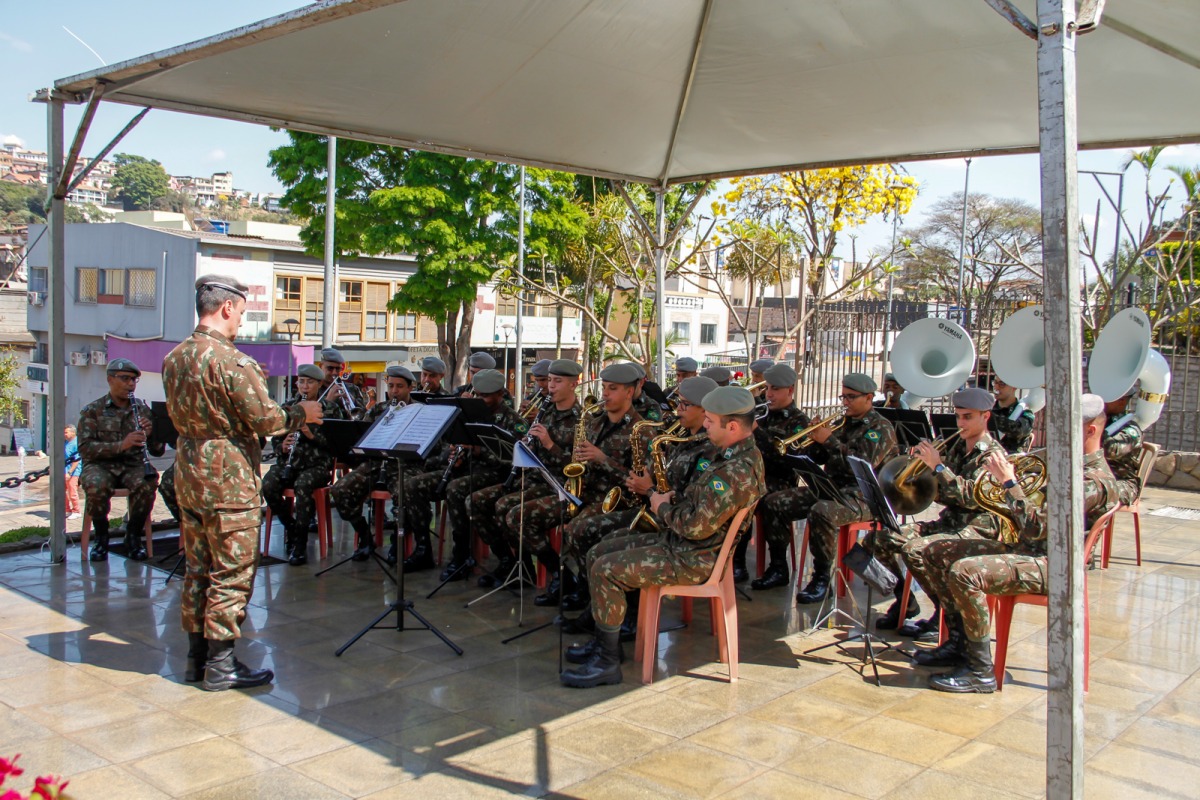 Banda de Música do 11º Batalhão de Infantaria do Exército Brasileiro se apresenta em Congonhas