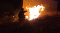 Bombeiros de Barbacena combatem incêndio em lote vago