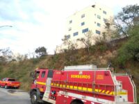 Bombeiros de Lafaiete combatem incêndio no bairro Jardim Europa