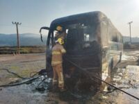 Bombeiros combatem incêndio em ônibus na portaria da CSN