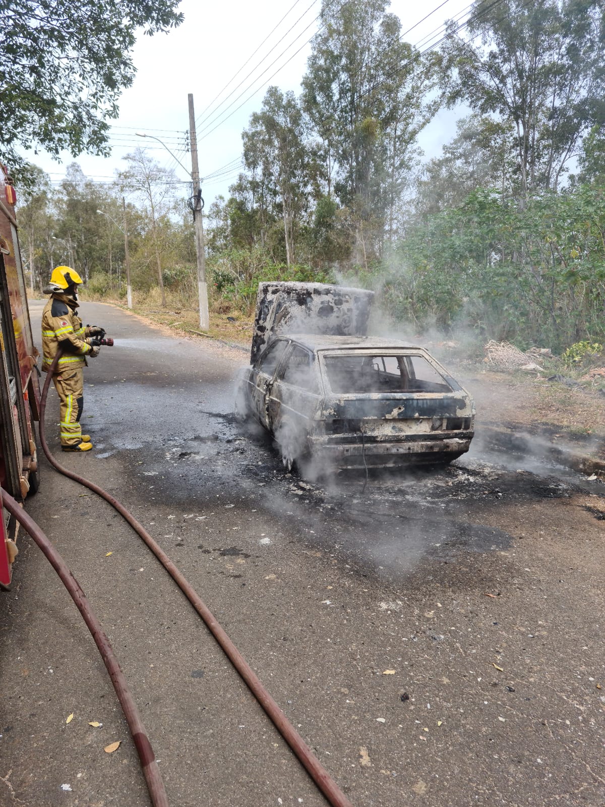 Ouro Branco: Bombeiros debelam incêndio em veículo