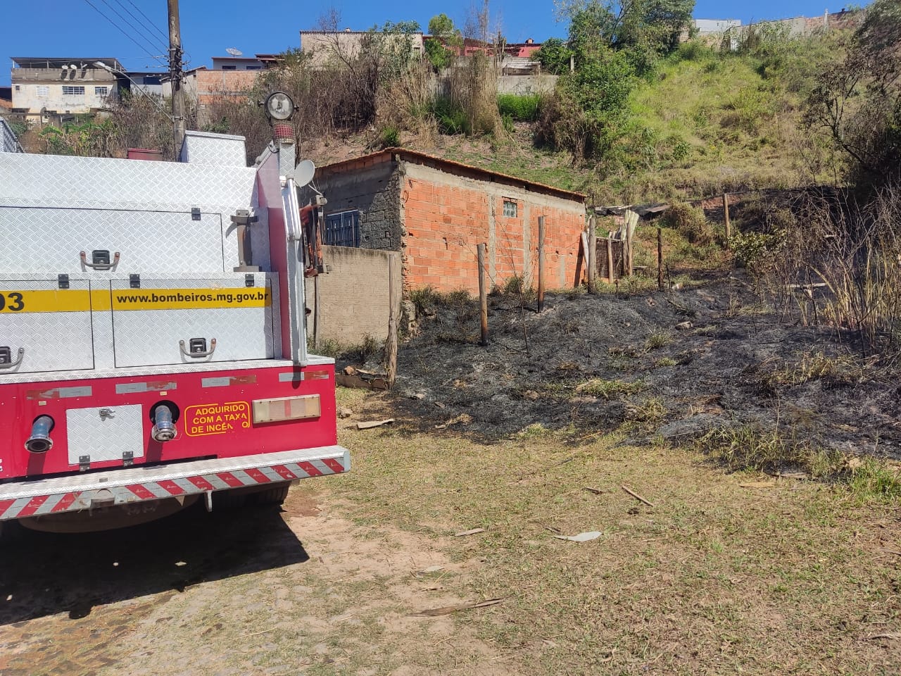 Bombeiros combatem incêndio em vegetação próximo a residências no bairro Arcádia