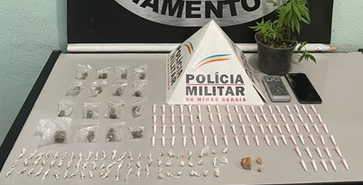 Polícia Militar apreende 86  pinos  de cocaína e 68 pedras de crack no bairro Siderúrgico em Lafaiete