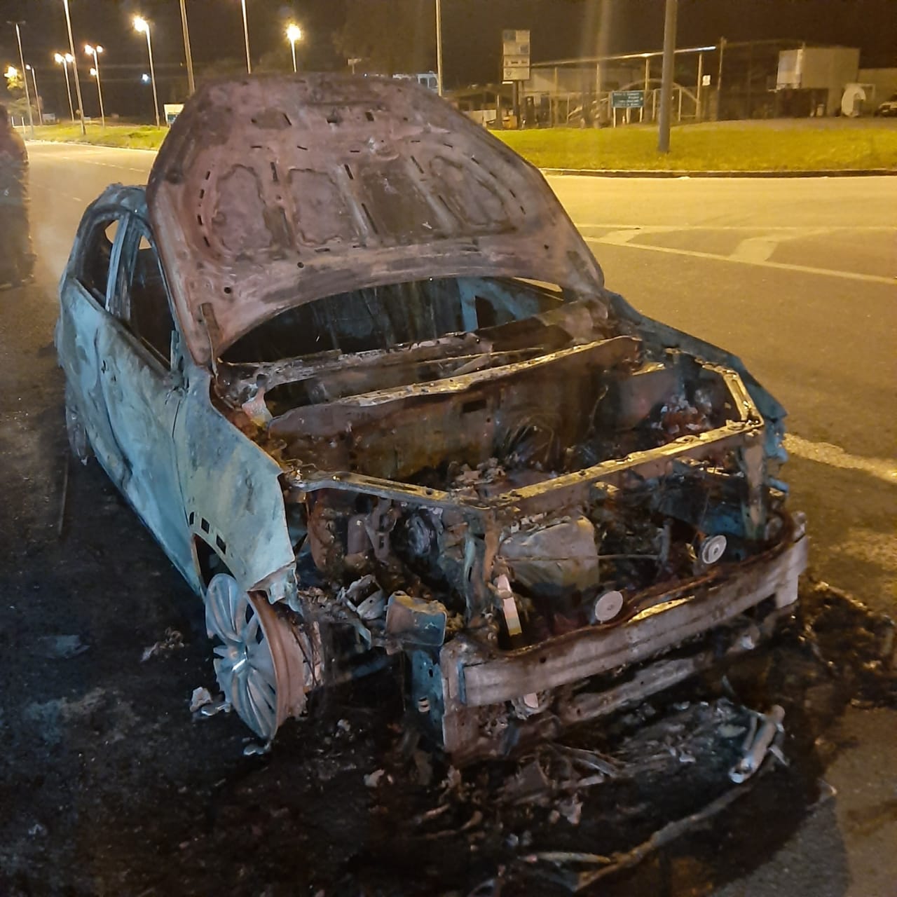 Bombeiros de Barbacena combatem incêndio em veículo automotor