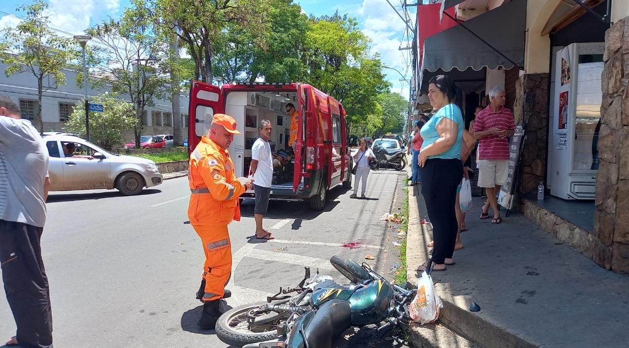 Mulher é socorrida por bombeiros após acidente com moto