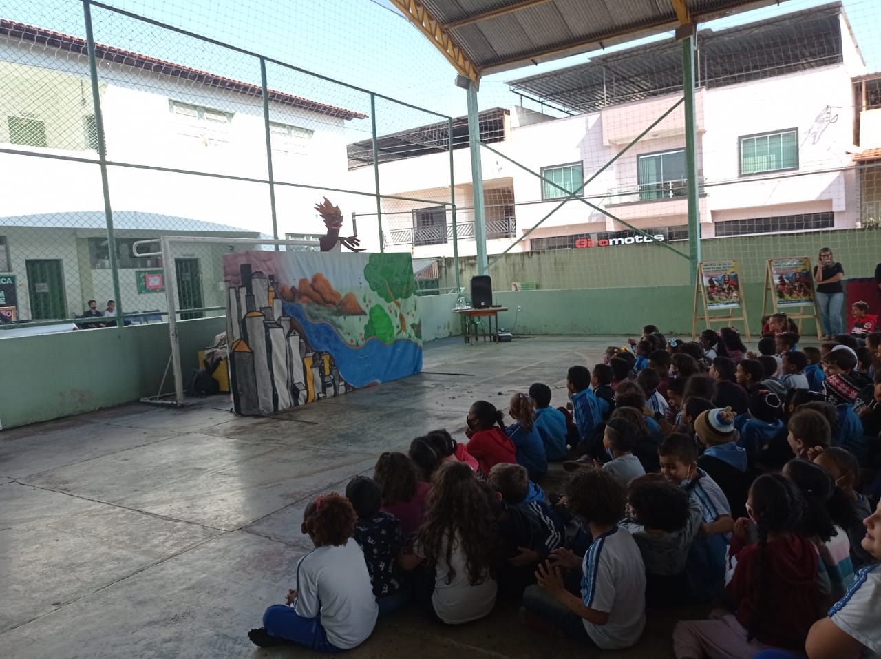 Companhia de Teatro Passarinhando, em parceria com a SEMED, celebra o dia das crianças em escola municipal