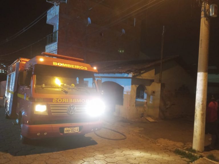 Bombeiros de Congonhas combatem incêndio em residência na cidade de Ouro Branco