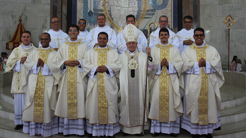 Cinco novos padres foram ordenados na Arquidiocese de Mariana durante cerimônia na Basílica em Lafaiete