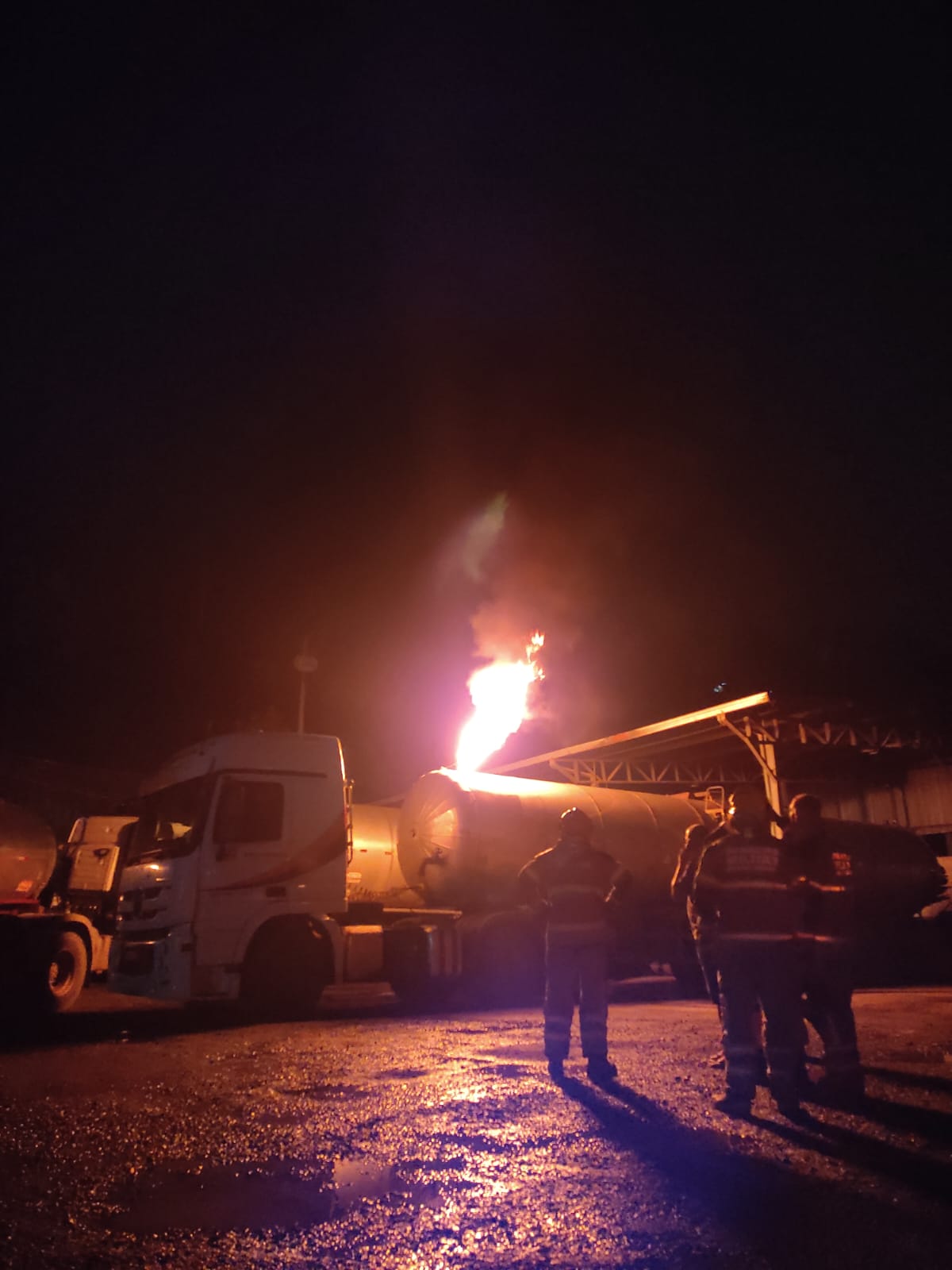 Bombeiros atendem princípio de incêndio em caminhão-tanque em Lafaiete