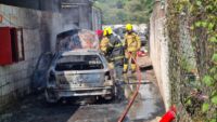 Bombeiros de Conselheiro Lafaiete combatem incêndio em carro
