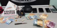 Polícia prende suspeito e apreende drogas e dinheiro do tráfico  no bairro Campo Alegre em Lafaiete