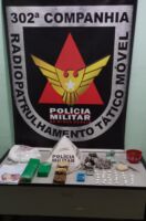 Polícia apreende  30 papelotes de cocaína,  3 barras de maconha, 24 cigarros da droga, além de arma e munições no Bairro Santo Antônio em Lafaiete.