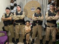 Garotinho que sonha ser policial convida militares para o seu aniversário, em Governador Valadares