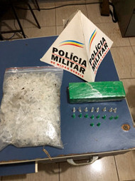 Polícia apreende barra de maconha e 17  papelotes de cocaína em residência em Itaverava