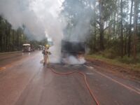 Bombeiros de Congonhas Combatem Incêndio em veículo no KM 601 da BR 040