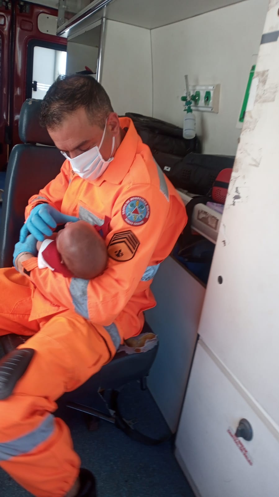 Bombeiros militares salvam recém-nascidos engasgados em Conselheiro Lafaiete
