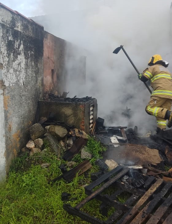 Bombeiros de Barbacena Combatem incêndio em caminhao estacionado em pátio de empresa
