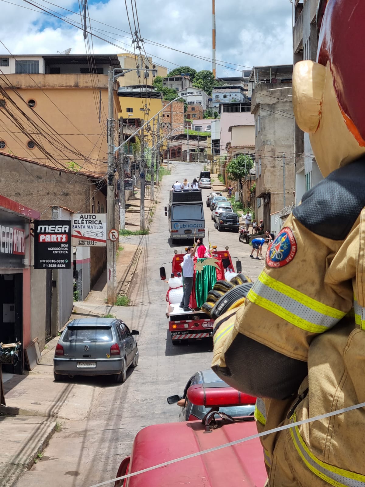 Bombeiros participam de carreata natalina em Conselheiro Lafaiete