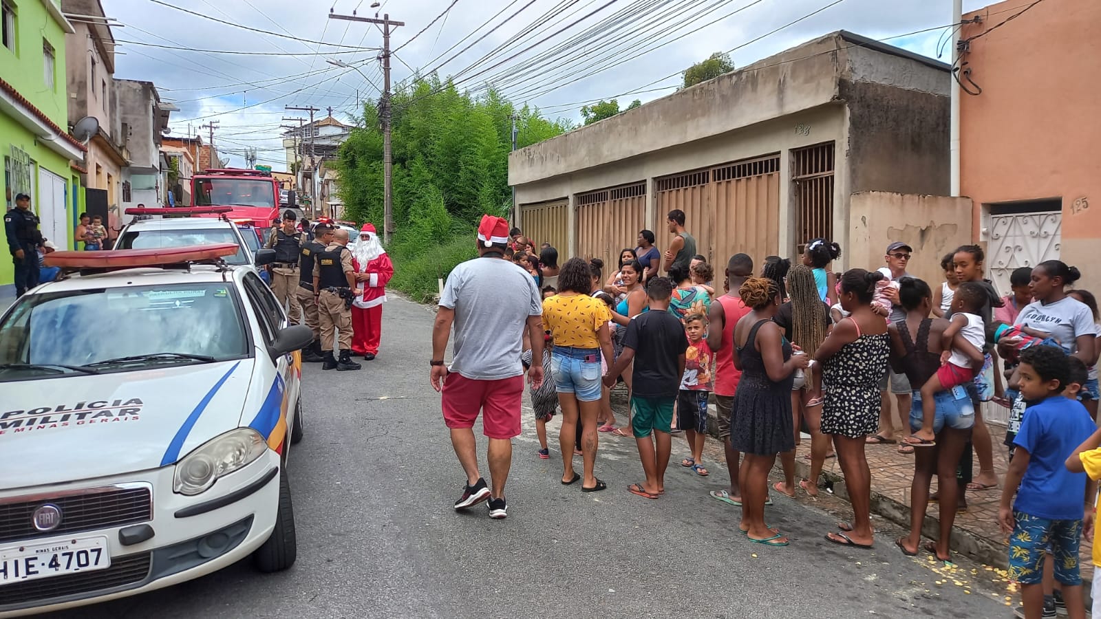 Polícia Militar, Corpo de Bombeiros e Guarda Municipal realizam doação de brinquedos na véspera de Natal