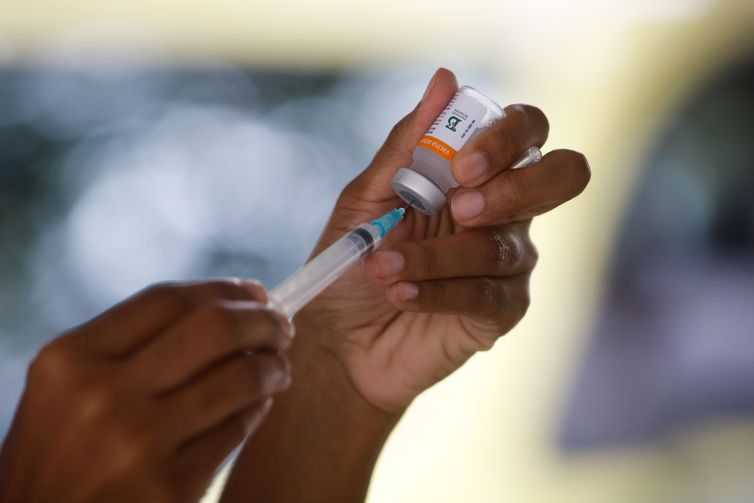 Cobertura vacinal e redução de filas na saúde são desafios do governo