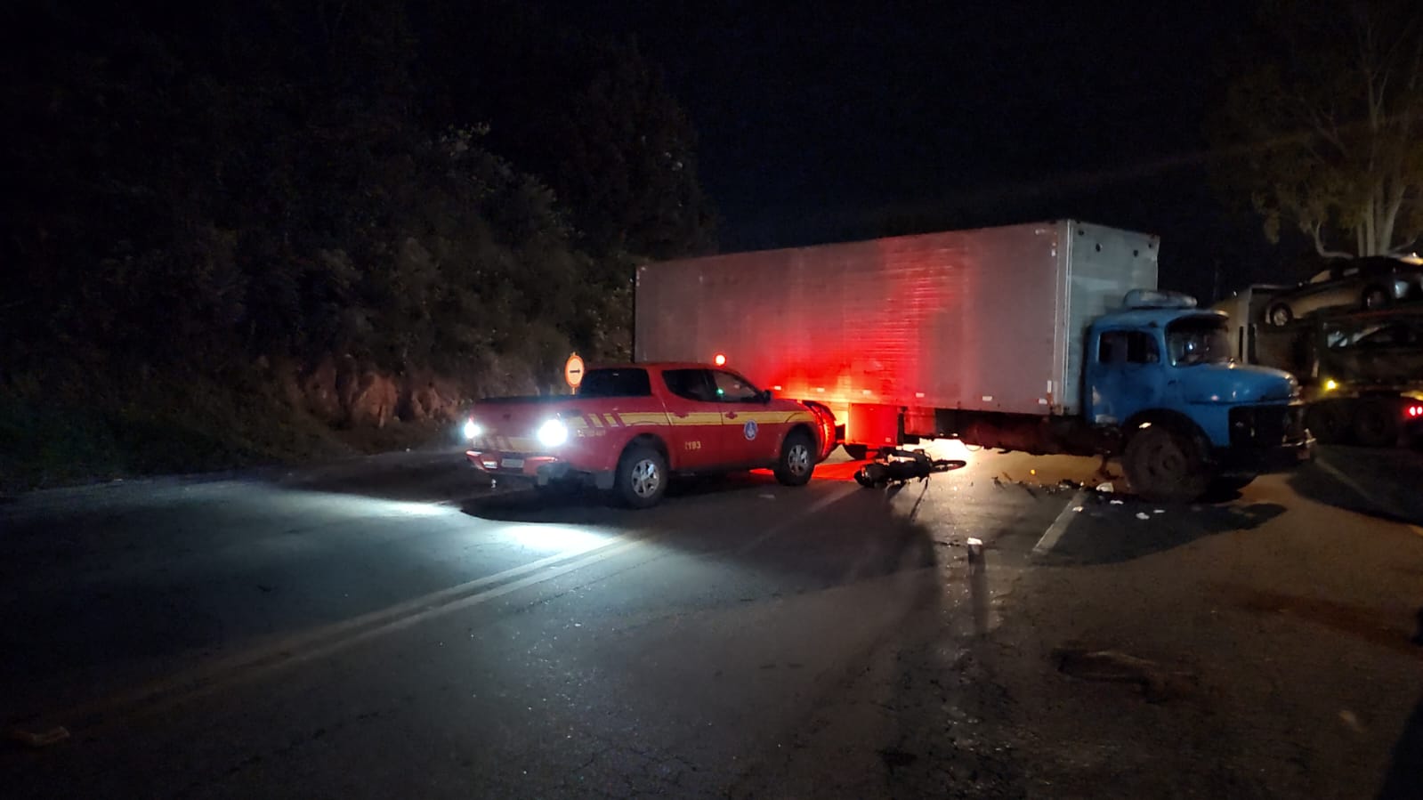 Motociclista é retirado de debaixo de caminhão após acidente no bairro Carijós