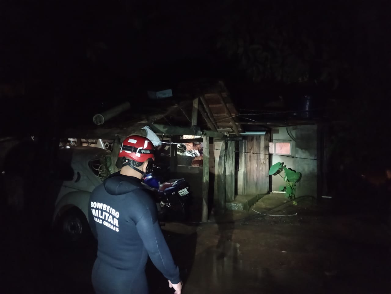 Família com 12 pessoas fica ilhada após inundação em residência