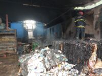 Bombeiros combatem incêndio em galpão de materiais recicláveis