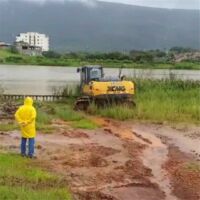 Prefeitura de Ouro Branco realiza limpeza na Lagoa da Praça de Eventos