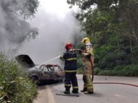 Veículo pega fogo em rodovia