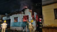 Bombeiros de Conselheiro Lafaiete combatem incêndio em residência