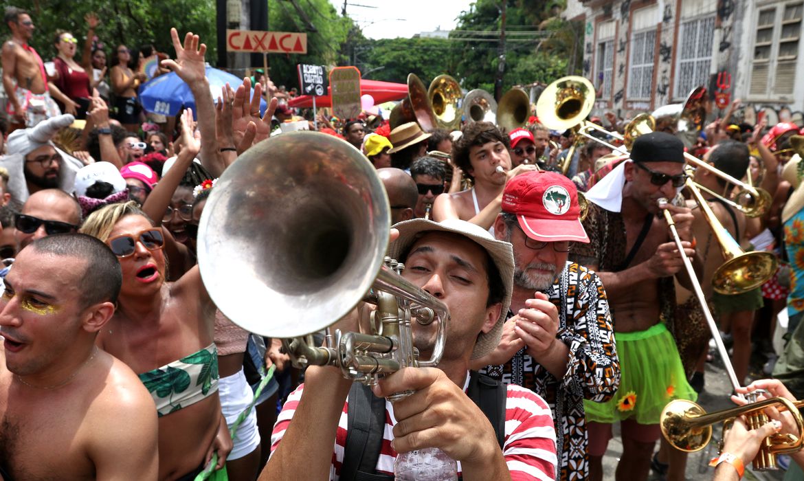 Carnaval: pessoas com sintomas respiratórios devem evitar aglomerações