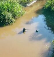 Duas pessoas morrem após veículo cair em rio