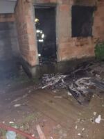 Bombeiros de Lafaiete combatem incêndio em residência no São João
