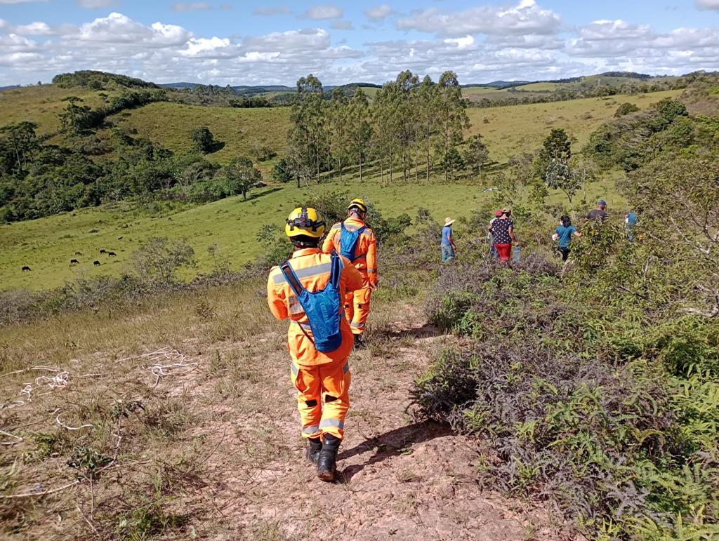 Homem é resgatado de penhasco de 30 metros depois de 4 dias perdido em Santa Rita do Ibitipoca