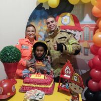 Bombeiros de Lafaiete fazem surpresa para garoto de 10 anos em sua festa de aniversário