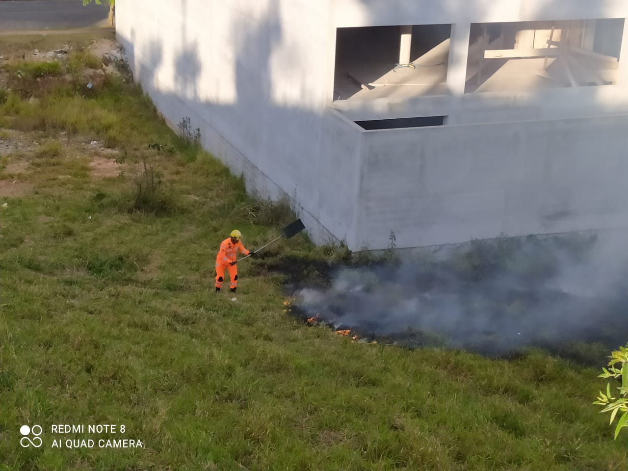 Incêndio causa transtornos à escola e moradores no bairro Ouro Verde em Lafaiete