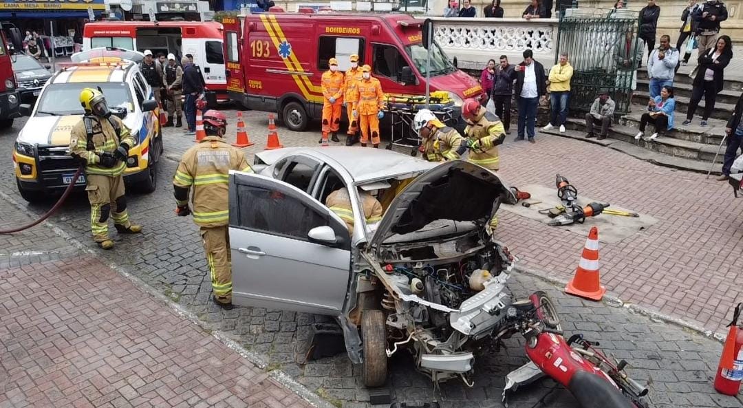 Maio Amarelo: Bombeiros de Barbacena realizam simulado de atendimento a ocorrência de acidente automobilístico