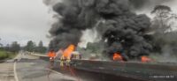 Caminhão com 44 mil litros de combustível tomba e causa incêndio em rodovia
