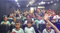 Alunos de escolas municipais participam de sessão de cinema em carreta na Praça São Sebastião em Lafaiete
