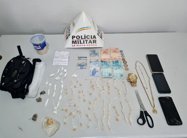 Polícia apreende 105 pedras de crack, 18 papelotes de cocaína, maconha e celulares com jovem em Senhora de Oliveira