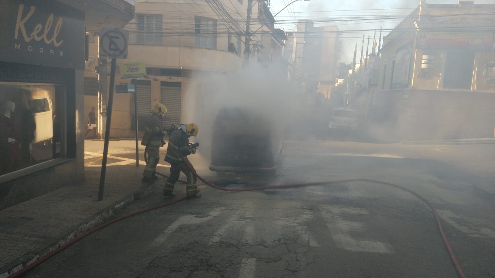Incêndio em Kombi na Rua Afonso Pena teve início no motor