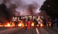 Povo guarani bloqueia rodovia em São Paulo contra marco temporal