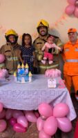 Bombeiros e Polícia Militar participam de festa de 7 anos de uma criança em Lafaiete.