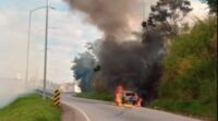 Veículo é tomado pelas chamas na BR 040