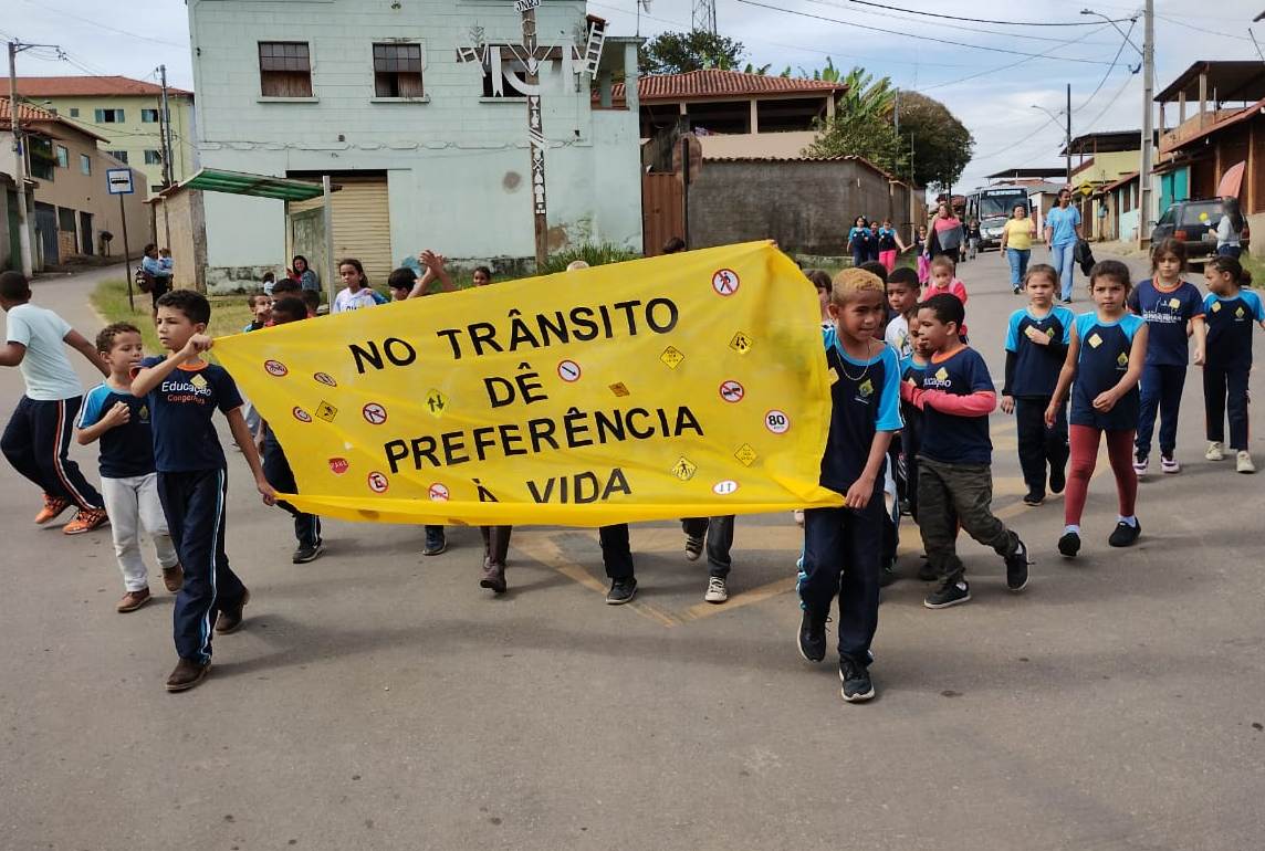Alunos do Alto Maranhão participam de blitz e levam mensagem para um trânsito seguro