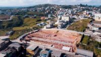 As obras de construção da nova escola do Bairro Siderúrgico estão em ritmo acelerado e seguem o cronograma previsto.