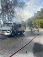 Explosão em motor causa incêndio em caminhão de transporte de carga