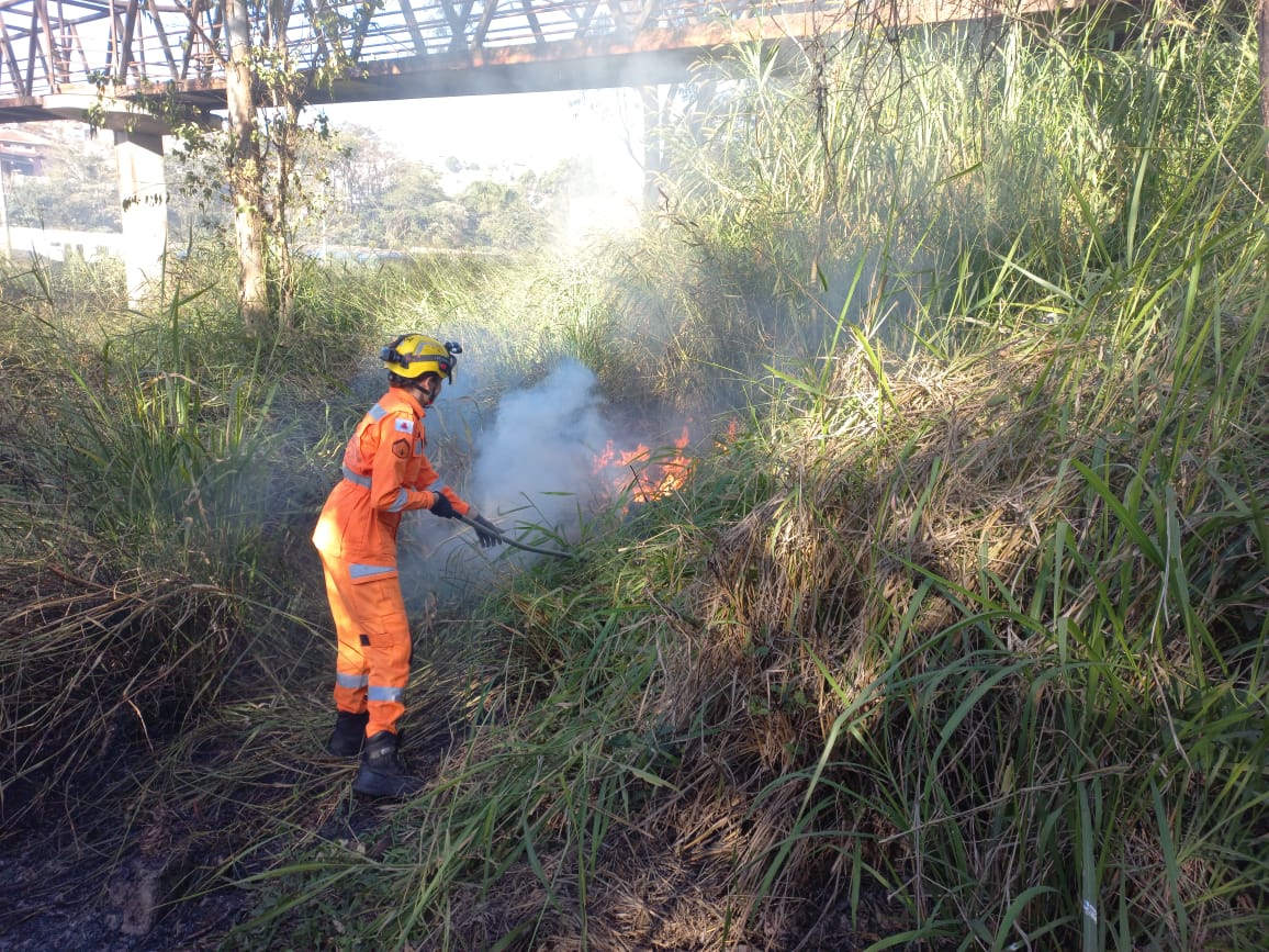 Bombeiros Militares combatem incêndio em vegetação em  Lafaiete